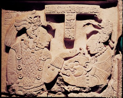 Stela che raffigura una donna che presenta una maschera di giaguaro a un sacerdote, da Yaxchilan da Mayan